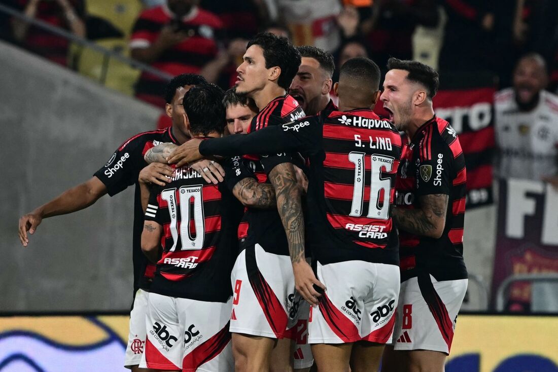 Jogadores do Flamengo celebram gol de Pedro no início da partida