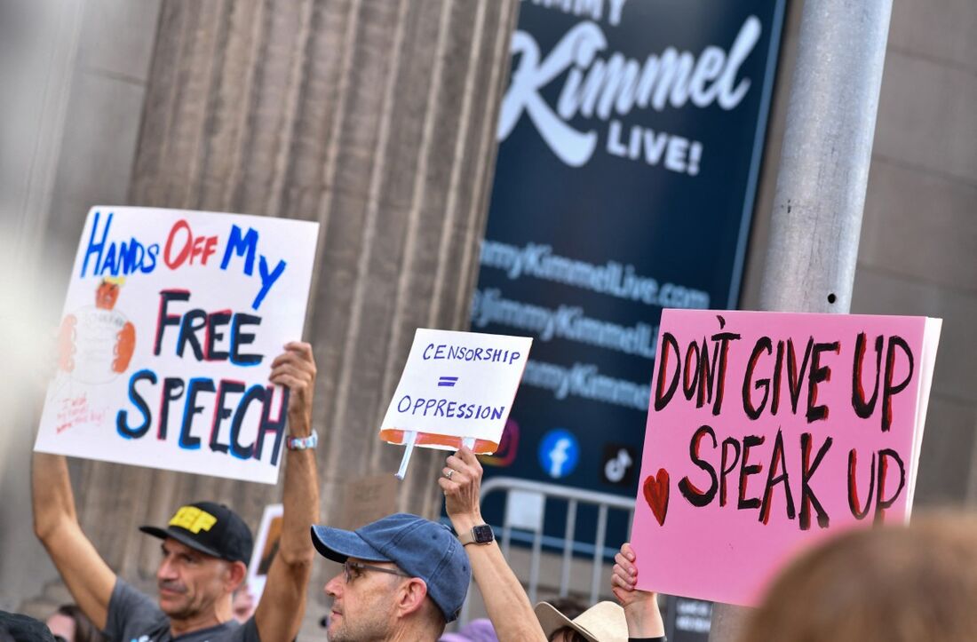 Nos Estados Unidos, centenas protestaram contra a suspensão do programa do Jimmy Kimmel e a liberdade de expressão