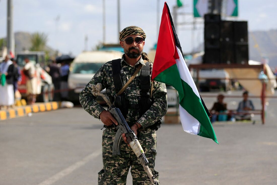 Um membro das forças de segurança do Iêmen, filiadas aos huthis