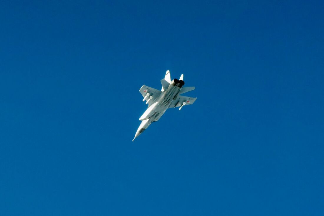 A Força Aérea Sueca mostra um caça russo MIG-31 voando sobre o Mar Báltico após violar o espaço aéreo da Estônia.