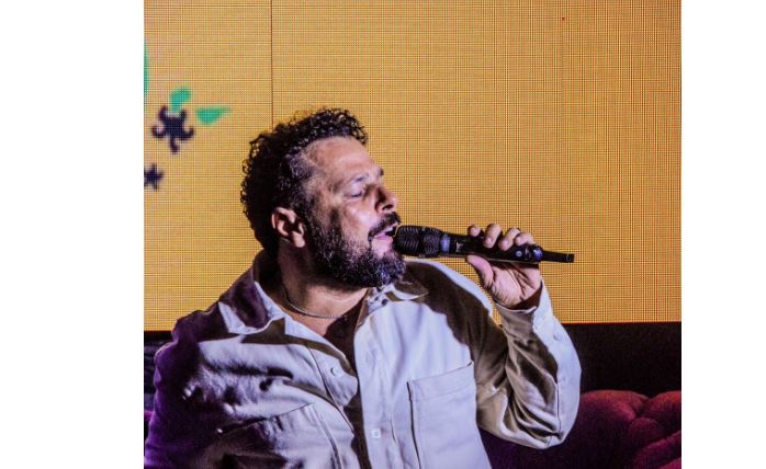 Charles Theone surpreendeu o público ao apresentar sete canções inéditas