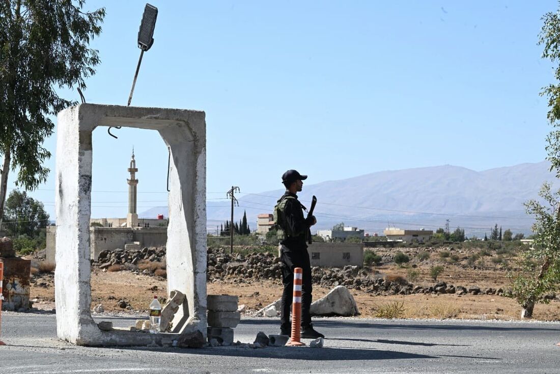 Um membro das forças de segurança da Síria monta guarda do lado de fora de uma antiga base do exército perto da cidade de Quneitra, no sul da Síria