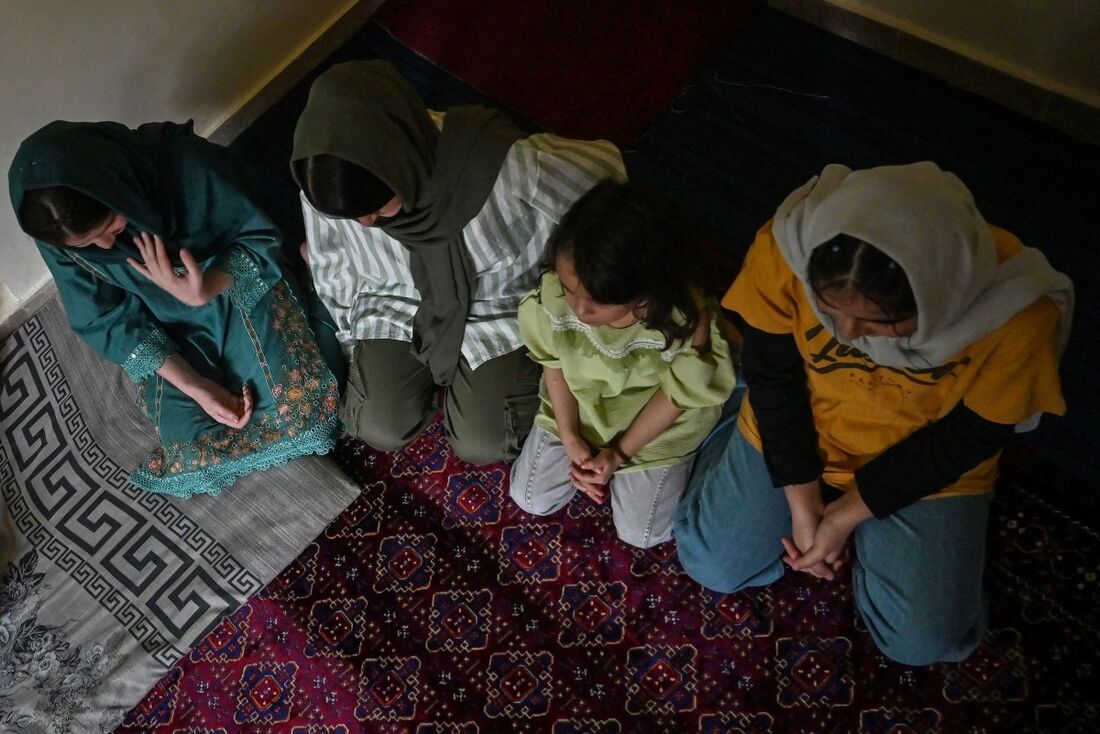 Integrantes de uma banda e correndo o risco de serem deportadas, as quatro meninas tocam baixinho para os vizinhos não ouvirem