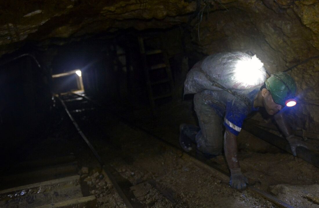 Equipes de resgate colombianas tentavam resgatar 25 trabalhadores presos a 80 metros de profundidade após o colapso da mina de ouro La Reliquia