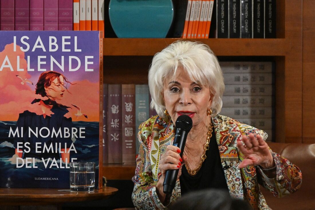 A escritora chilena Isabel Allende fala em uma coletiva de imprensa durante sua turnê de lançamento de seu novo livro 'Mi nombre es Emilia del Valle' em Santiago