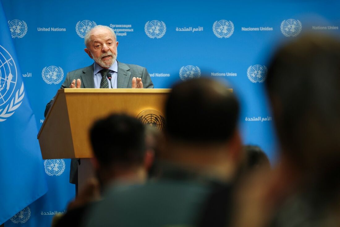 O presidente do Brasil, Luiz Inácio Lula da Silva, discursa em entrevista coletiva durante a 80ª Assembleia Geral das Nações Unidas na sede da ONU