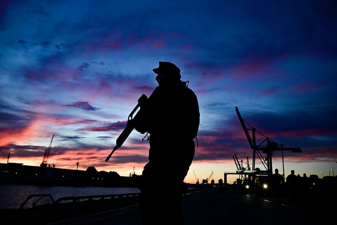 Um soldado das forças armadas alemãs Bundeswehr patrulha o porto de Hamburgo durante o treino Red Storm Bravo em 25 de setembro de 2025.