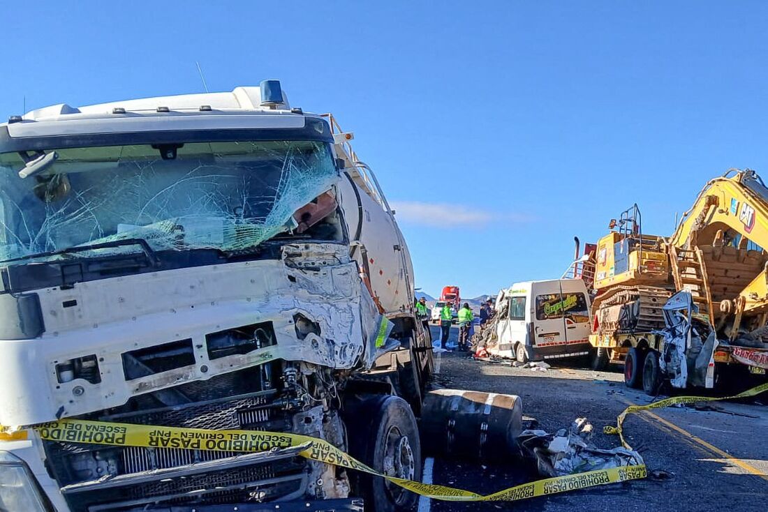 Serviços de emergência inspecionam a área de um acidente envolvendo um caminhão pesado e uma van perto de Moquegua, Peru
