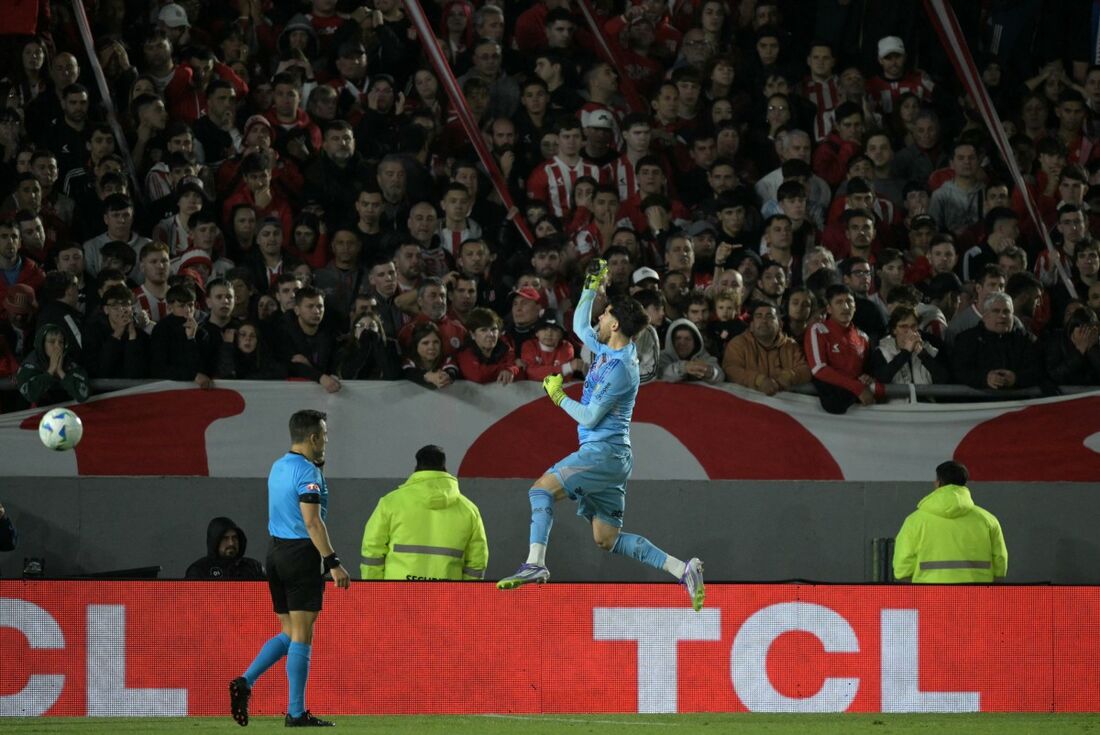 Rossi brilha na classificação do Flamengo contra o Estudiantes 