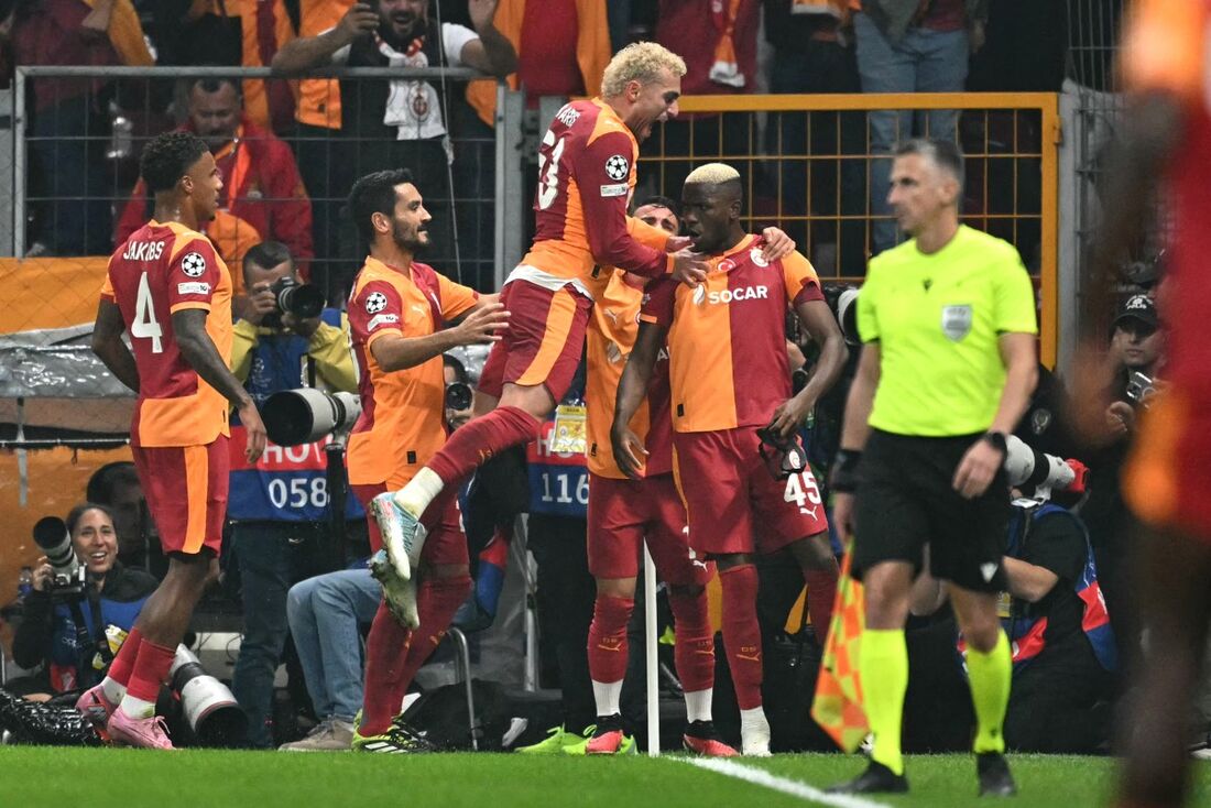 Jogadores do Galatasaray comemoram gol de Osimhen
