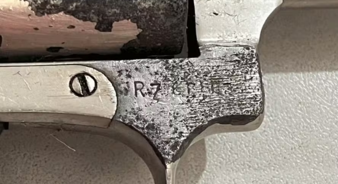 A arma foi apreendida na casa de dois dos cinco presos pelo roubo na casa dos ex-sogros de Jair Bolsonaro