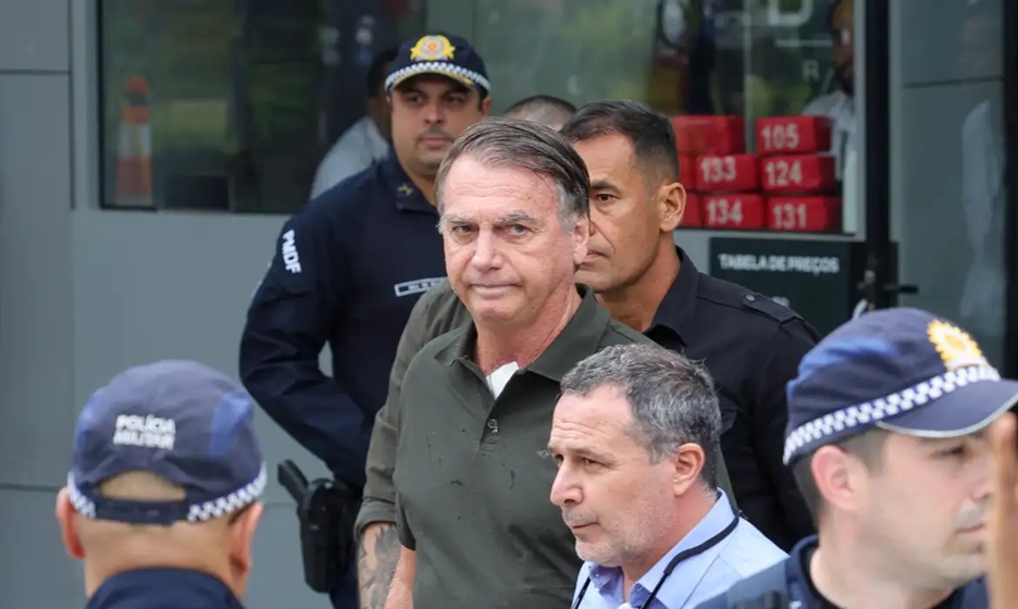 O ex-presidente Bolsonaro, que está em prisão domiciliar, apresentou mal-estar, pré-síncope, vômitos e queda da pressão arterial 