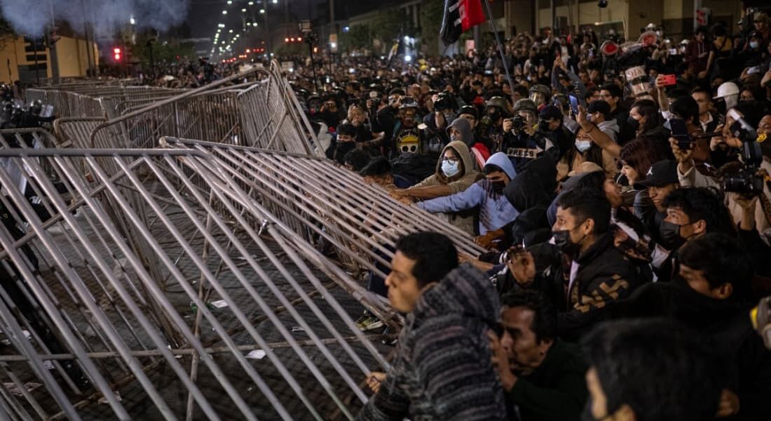 Peru registra confrontos entre manifestantes e polícia durante protestos contra o governo
