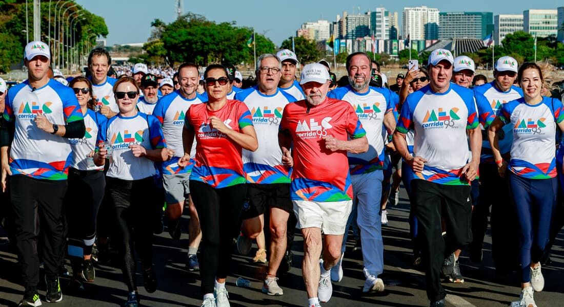 Lula participou de caminhada no Planalto em evento dos 95 anos do MEC