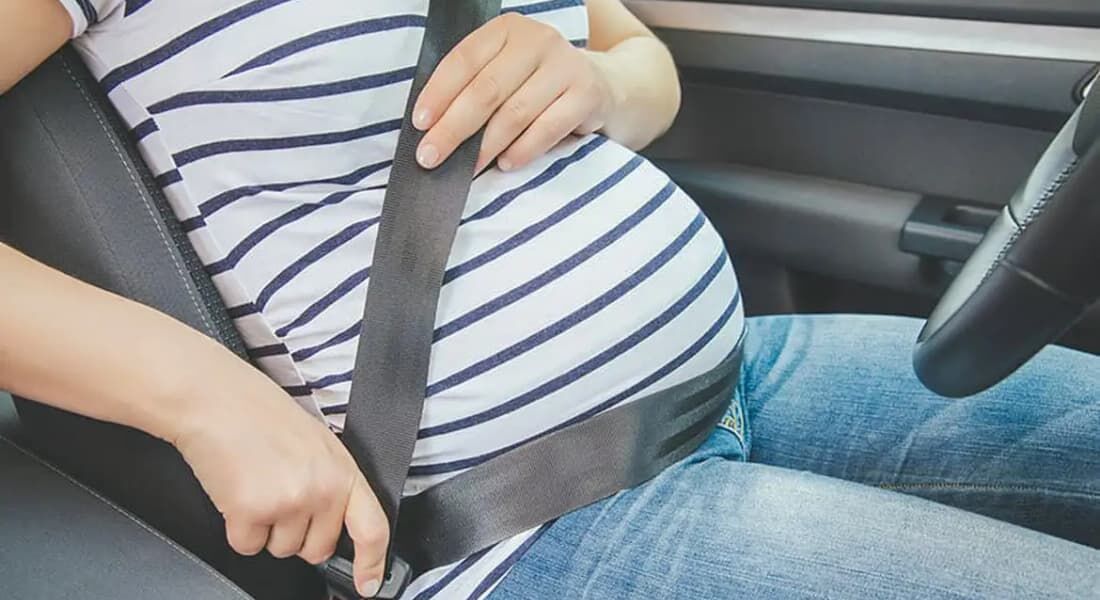 Tanto a gestação quanto o puerpério são períodos que exigem maior atenção da mulher ao assumir o volante. 