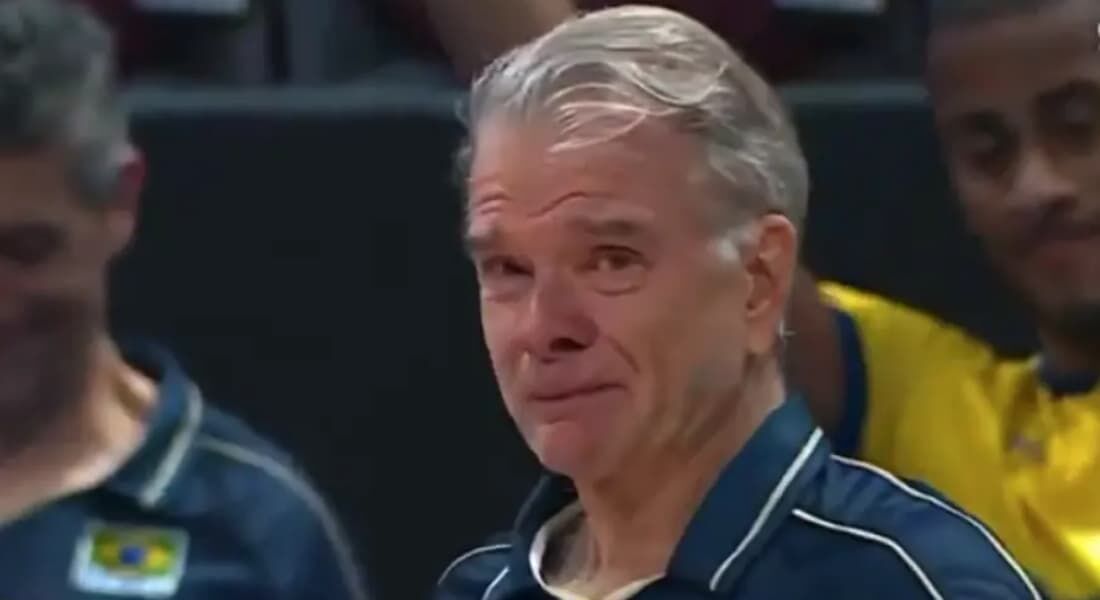 Bernardinho se emociona antes de partida do Brasil contra a Sérvia, no Mundial das Filipinas
