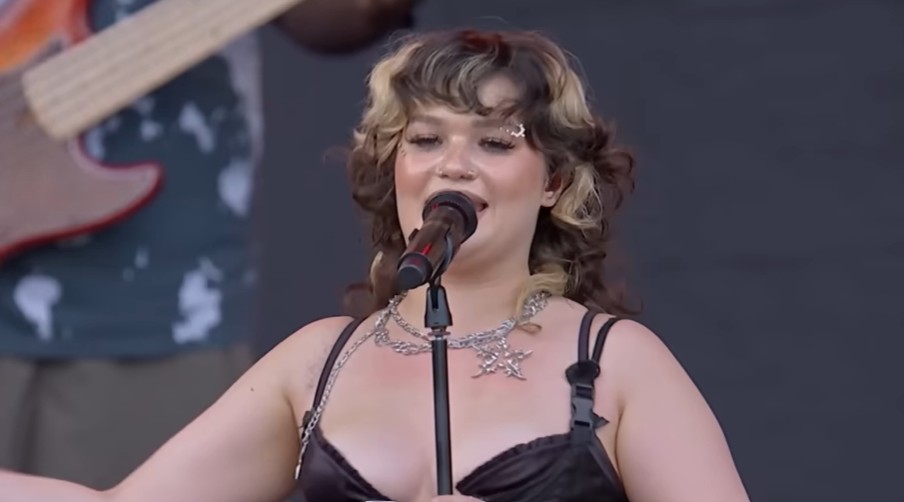 Cantora Lola Young desmaiou no palco este sábado (27), em Nova York