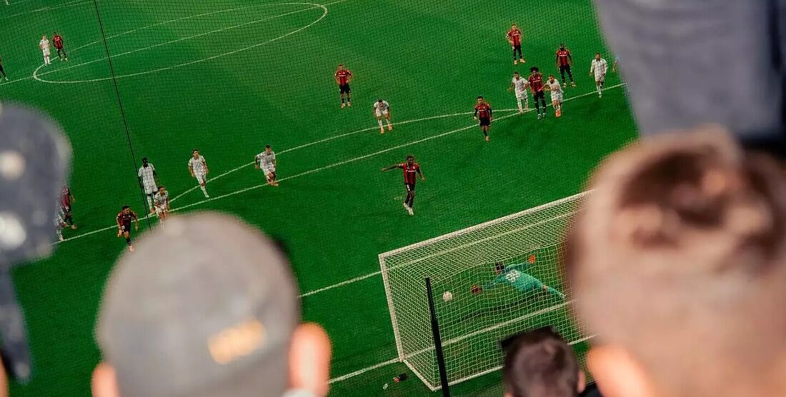 Árbitro Abdelatif Kherradji precisou interromper o confronto entre Nice e Paris duas vezes na reta final da partida