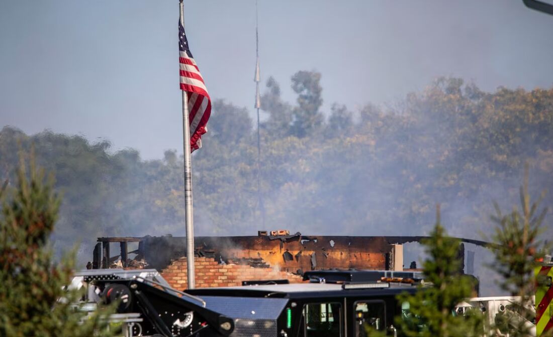 Serviços de emergência respondem a um tiroteio e incêndio na Igreja de Jesus Cristo dos Santos dos Últimos Dias em 28 de setembro de 2025, em Grand Blanc, Michigan. A polícia disse que há múltiplas vítimas e o atirador está abatido. 