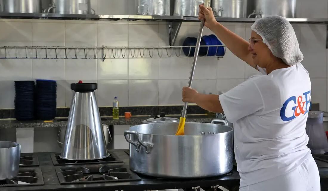 Objetivo é oferecer alimentação mais saudável aos estudantes, priorizando alimentos mais nutritivos