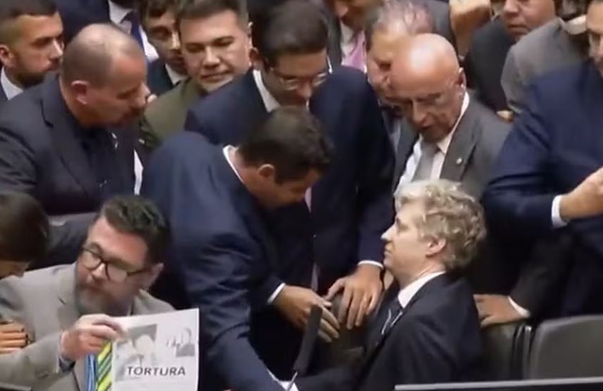 O deputado Marcel Van Hattem resiste em sair da mesa