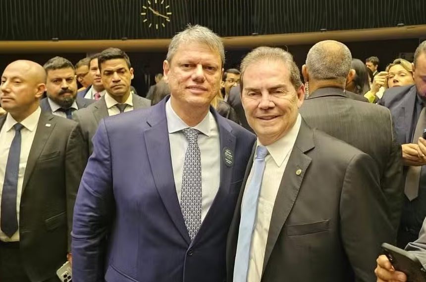 O governador Tarcísio de Freitas ao lado do relator do PL da Anistia, Paulinho da Força 