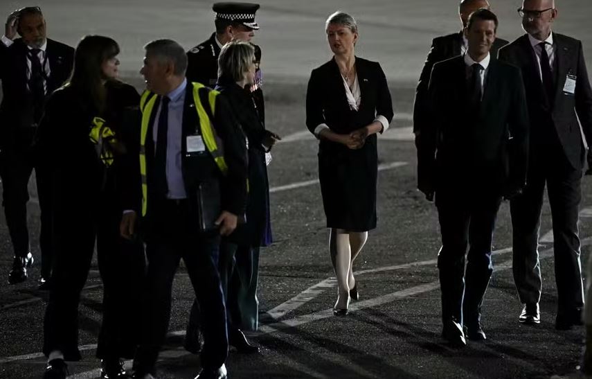 A secretária de Relações Exteriores do Reino Unido, Yvette Cooper, chega para receber o presidente dos Estados Unidos, Donald Trump, e a primeira-dama, Melania Trump, após o pouso no Aeroporto de Stansted, no leste da Inglaterra