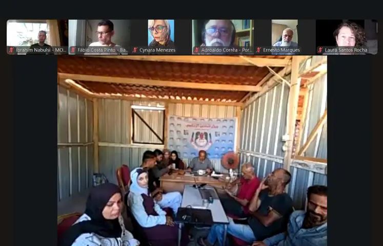 Jornalistas trabalham em tenda improvisada durante entrevisa em Kham Yunis, no sul da Faixa de Gaza.