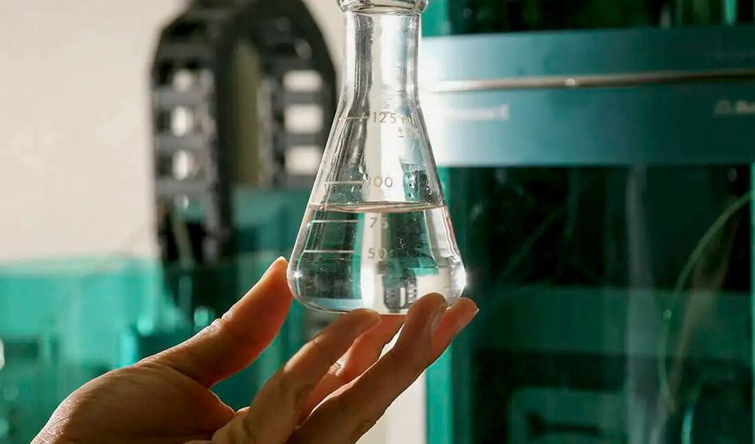 O metanol tem dinâmica de degradação no corpo humano muito diferente e perigosa, podendo causar danos permanentes ou levar à morte mesmo em doses baixas