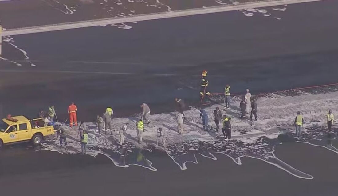 Aeroporto Santos Dumont é fechado para pousos e decolagens por causa de vazamento de óleo na pista.