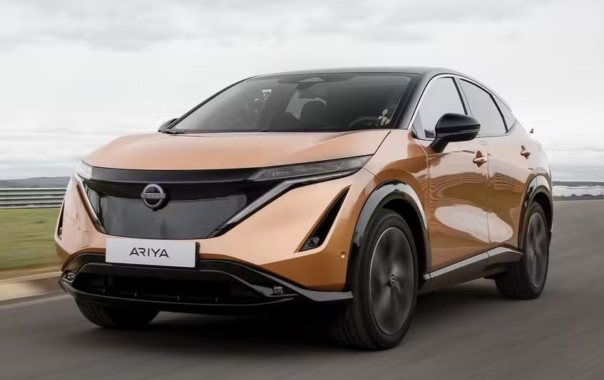 Nissan Ariya traz identidade futurista, com grade iluminada em formato de escudo e linhas fluidas
