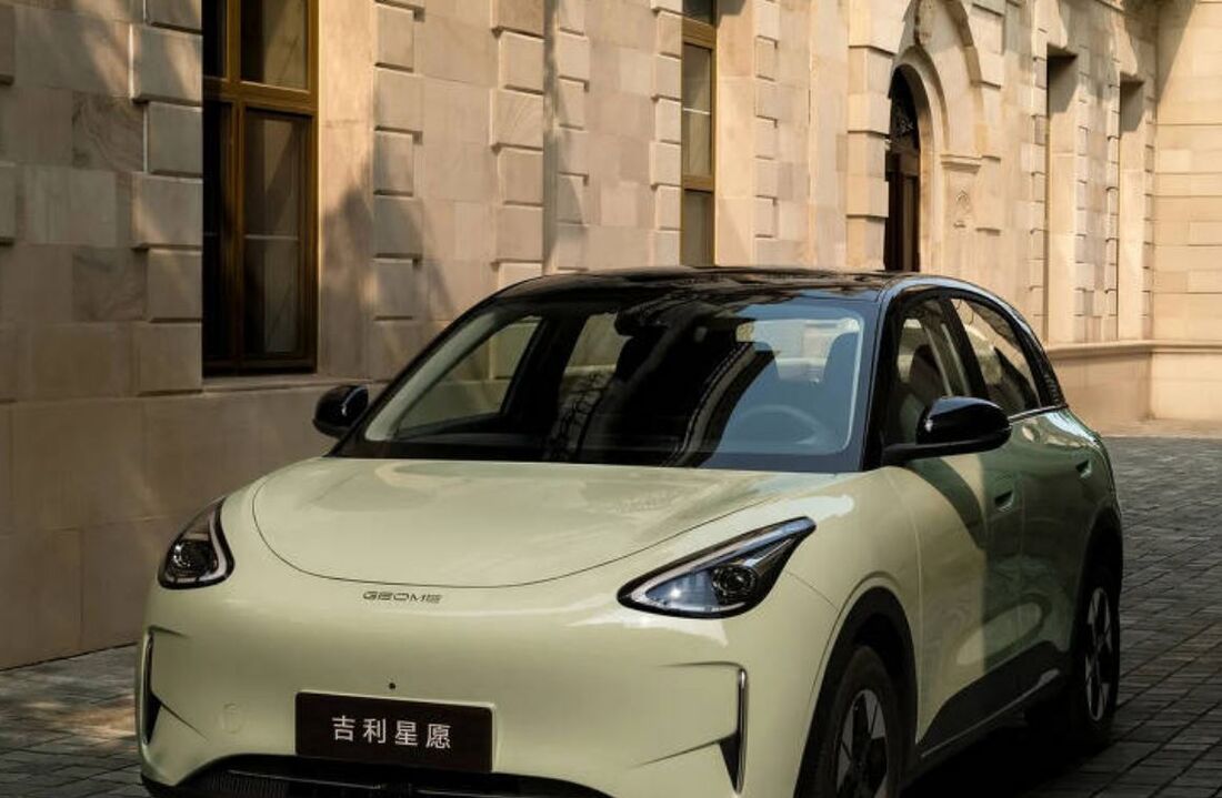 Geely EX2 - modelo lidera as vendas no país asiático há cinco meses consecutivos e soma 290 mil unidades comercializadas em 2025