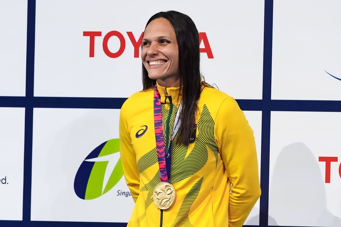 Carol Santiago no pódio do Mundial de Natação Paralímpica, em Singapura