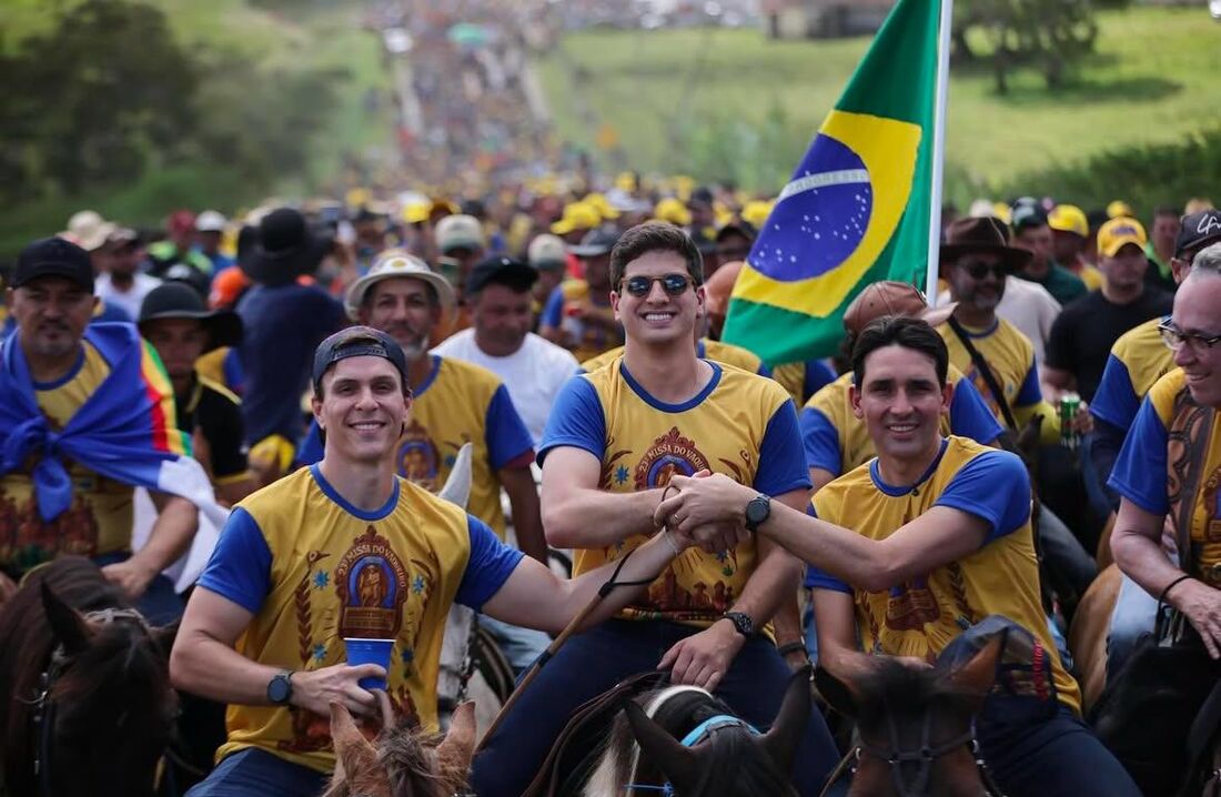 Ex-prefeito de Petrolina Miguel Coelho (União Brasil); prefeito do Recife, João Campos (PSB), e o ministro de Portos e Aeroportos, Silvio Costa Filho (Republicanos), na cavalgada de Canhotinho, organizada pelo deputado Álvaro Porto (PSDB)