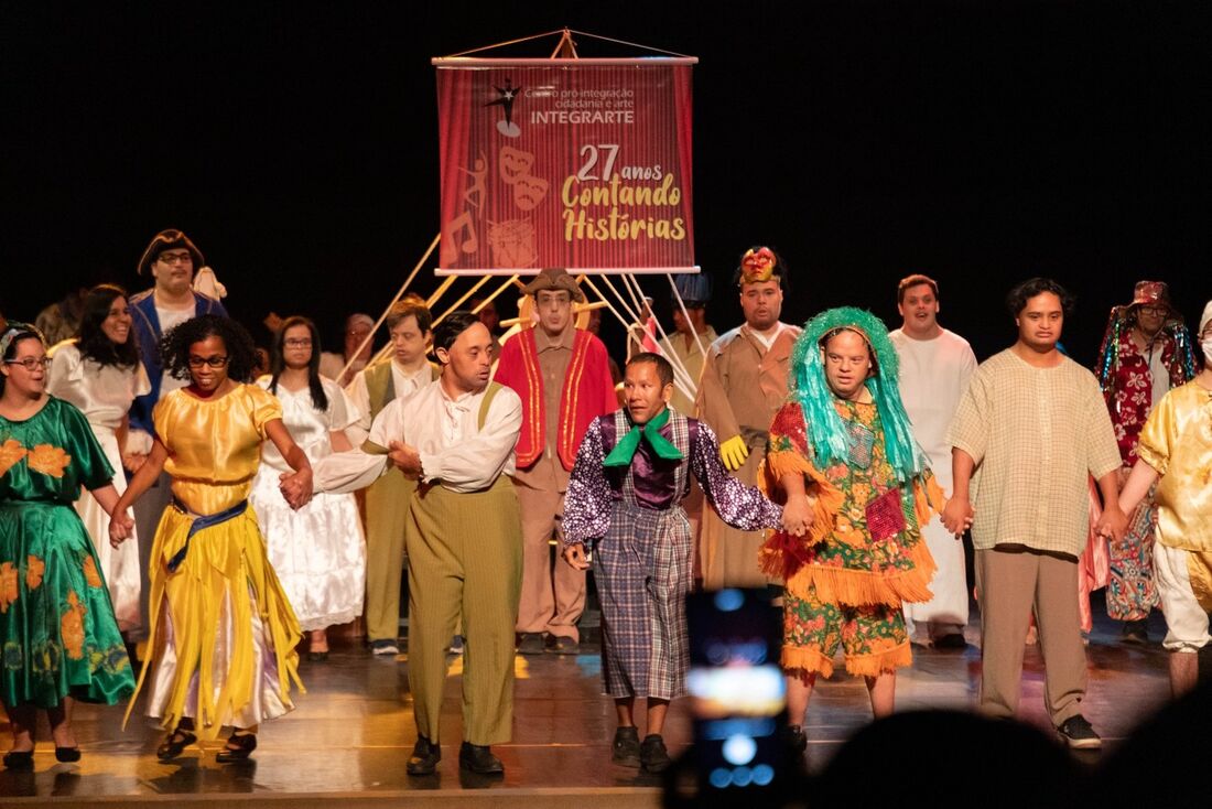 Peça Contando Histórias retrata a história de um grupo de artistas que está isolado por causa da pandemia de coronavírus