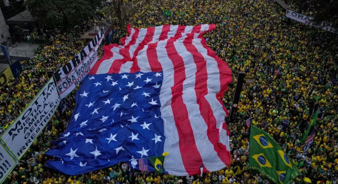 Vista aérea mostra apoiadores do ex-presidente Jair Bolsonaro carregando uma enorme bandeira dos EUA em ato na Avenida Paulista, em SP, no 7 de Setembro