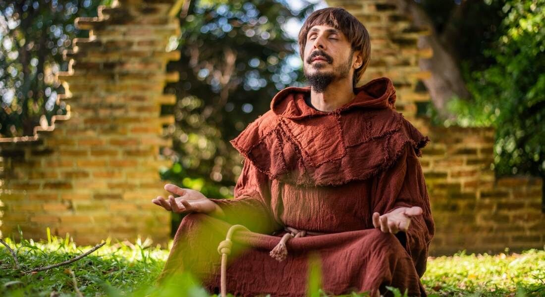 Paulo César Freire interpreta São Francisco de Assis em musical sobre o santo