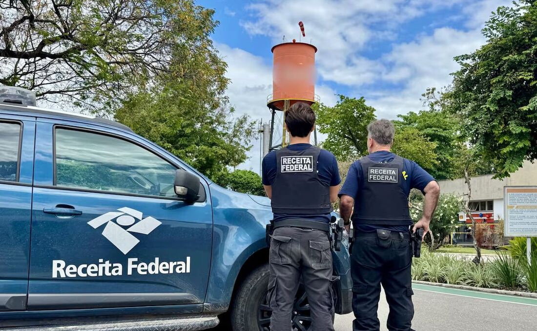 Agentes na Receita Federal fazem operação na Refinaria de Manguinhos, no Rio
