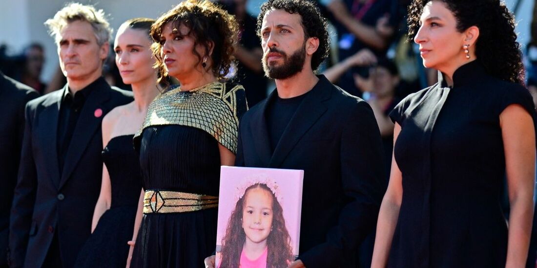 Elenco e diretora de "The Voice of Hind Rajab" levou uma foto da refugiada Hind Rajab