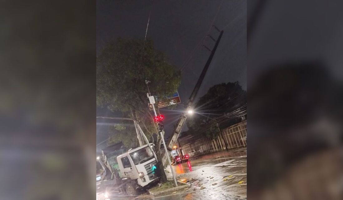 Colisão aconteceu durante a madrugada desta sexta-feira (5)