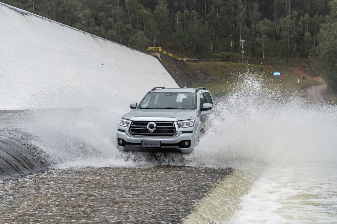 Com grade cromada, faróis modernos em LED e linhas robustas, a picape chega mostrando presença