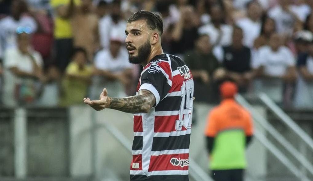 Eduardo Tanque em ação pelo Santa Cruz