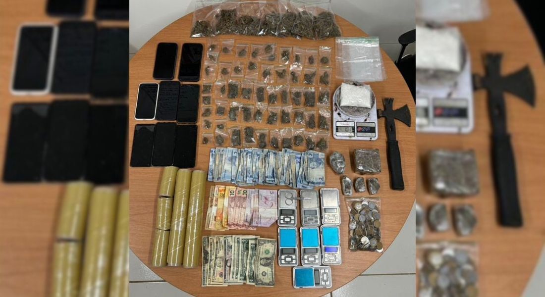 Foram apreendidos 100g cocaína, 759g de maconha, nove celulares, US$ 52, R$ 388, um machado e oito balanças 
