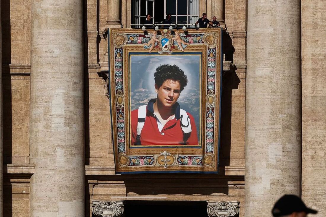 O Vaticano pendurou nesta quinta-feira, 4, na fachada da Basílica de São Pedro, uma tapeçaria com a imagem de Carlo Acutis, conhecido como "influencer de Deus".