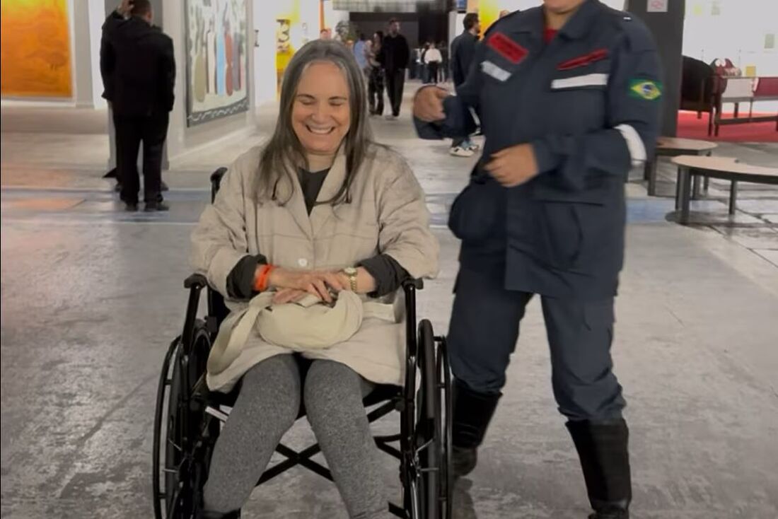 Regina Duarte usa cadeira de rodas após visita ao SP-Arte, em São Paulo