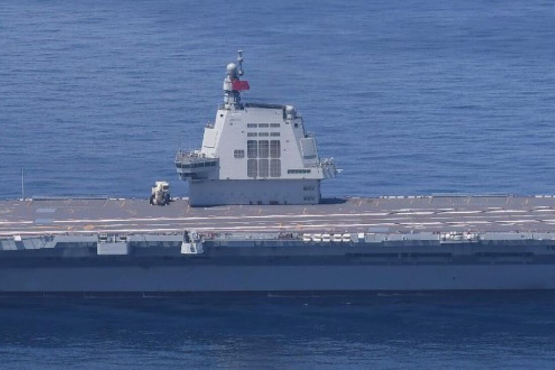 O terceiro e mais novo porta-aviões da China, o Fujian, navegando no Mar da China Oriental.