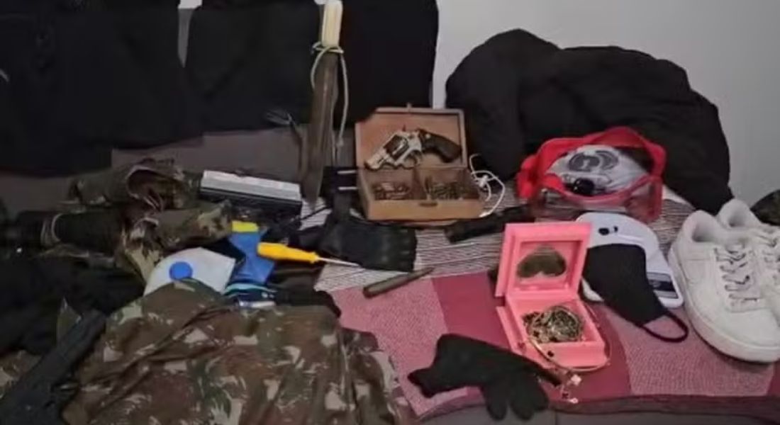 Itens apreendidos com suspeitos de assaltar a casa de ex-sogros de Jair Bolsonaro