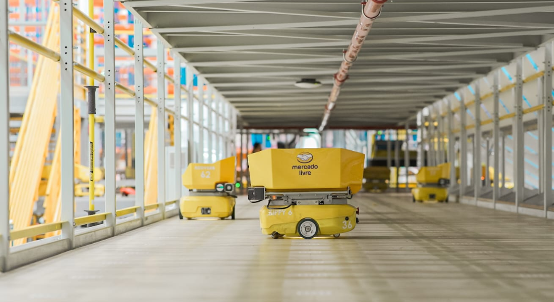 Robôs carregadores do Mercado Livre em ação