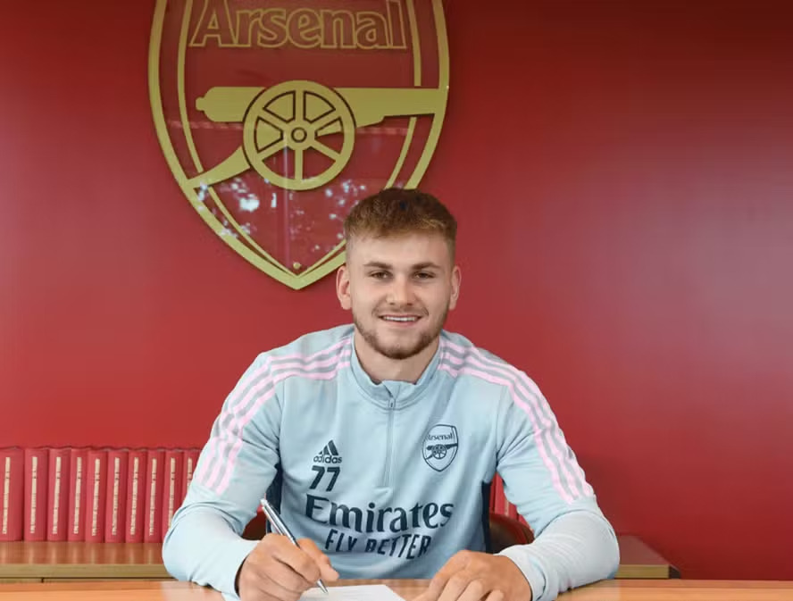 Atacante Billy Vigar, ex-jogador da base do Arsenal e atualmente no Chichester City, morreu nesta quinta-feira