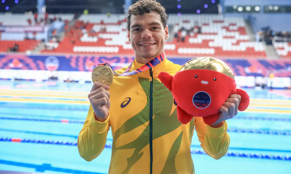 Gabriel Bandeira, nadador paralímpico, conquistou a medalha de ouro nos 200 metros medley e estabeleceu um novo recorde mundial para a classe SM14
